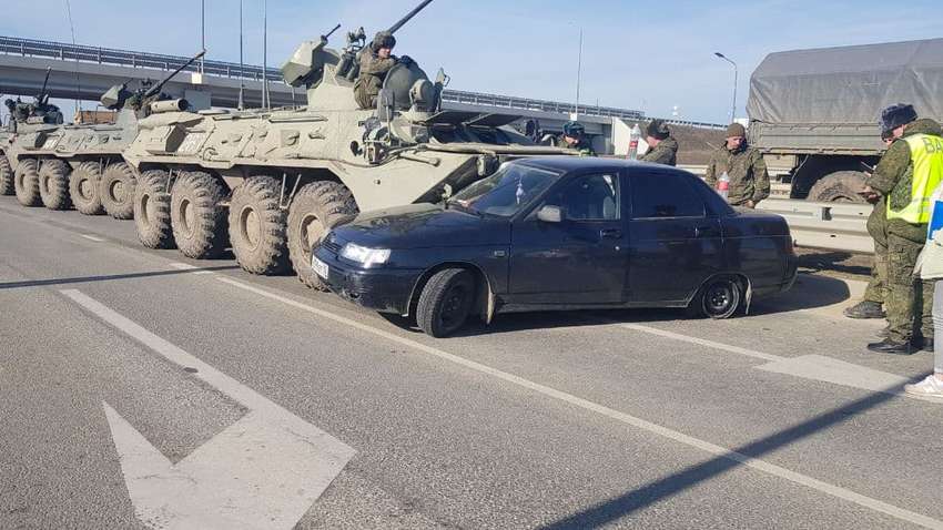 Российские военные на БТР протаранили легковой автомобиль (ВИДЕО) Российские военные на БТР протаранили легковой автомобиль (ВИДЕО)