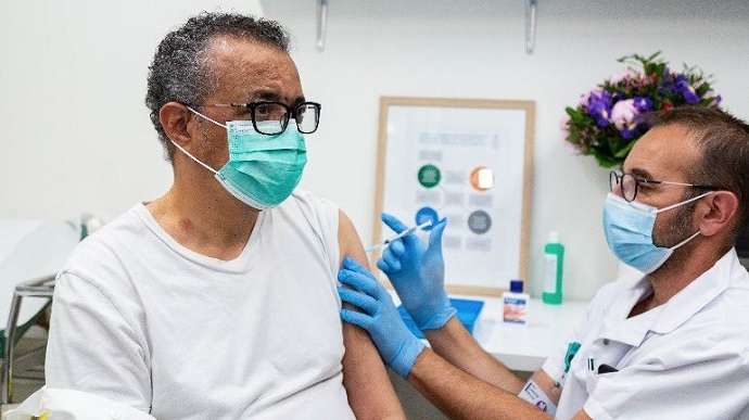 Глава ВОЗ вакцинировался от коронавируса