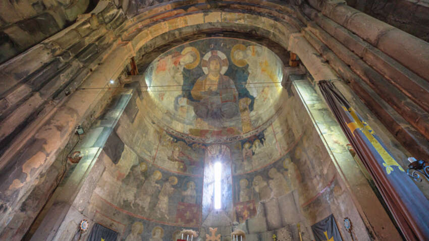 Вірменія на межі духовного вибуху: арешти ієрархів, тиск на Католикоса і «реформа» під контролем держави