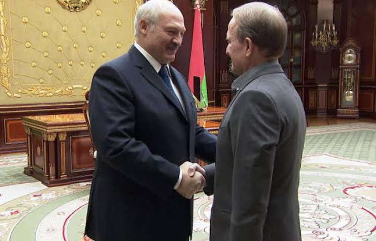 Аналитик: "Обратите внимание, что первыми Лукашенко поздравили Путин, Си Цзиньпин и Медведчук"