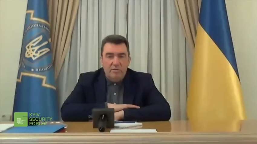 Шпионы в СБУ, некомпетентные журналисты и так называемые эксперты - Данилов рассказал о закрытии каналов