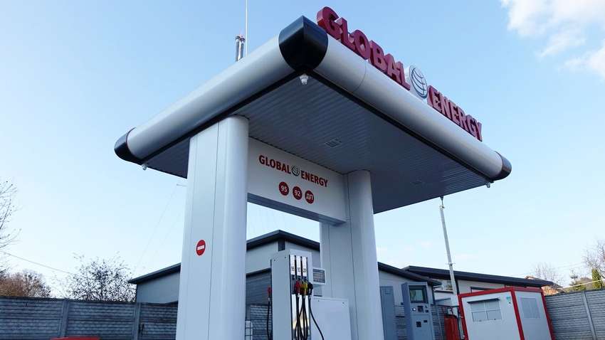 Заправка без заправщика: В Украине заработала первая АЗС-автомат