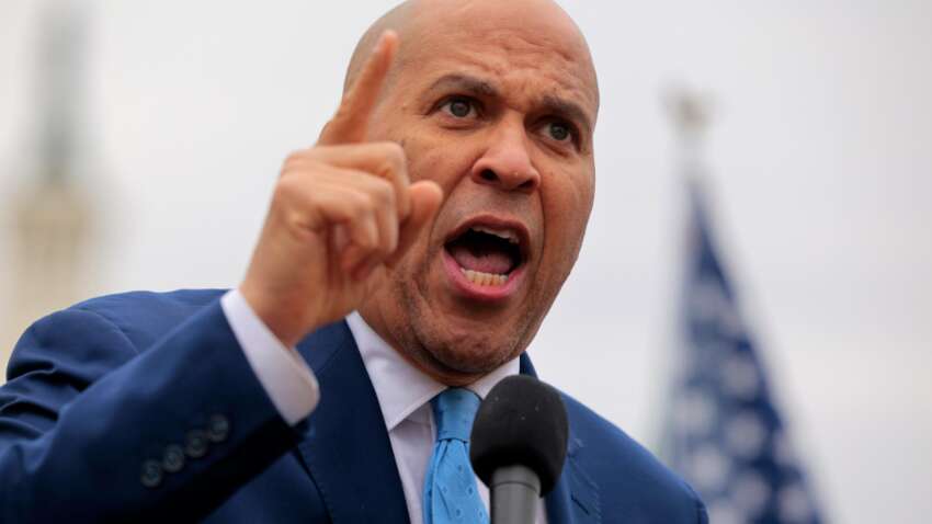 Сенатор 25 годин критикував Трампа та встановив рекорд найдовшої промови Сенатор 25 годин критикував Трампа та встановив рекорд найдовшої промови