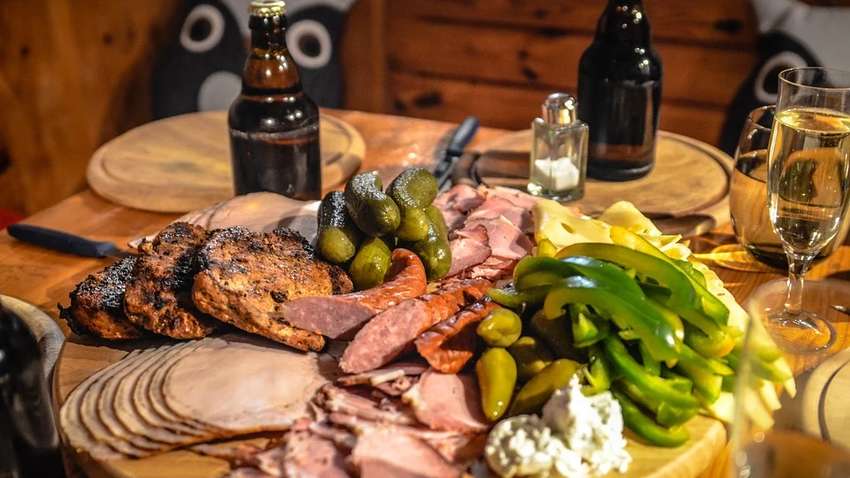 В Испании министр призвал граждан употреблять меньше мяса: какая причина