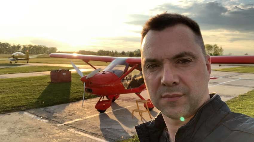 «Эти люди не понимают, до какой степени они сумасшедшие»: Арестович призвал власть исправить фатальную ошибку