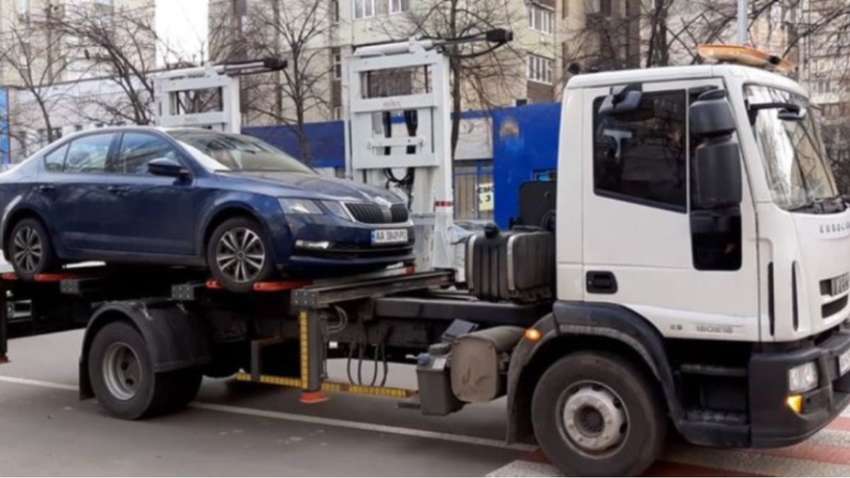 У Києві евакуатор забрав автомобіль, в салоні якого знаходилися діти