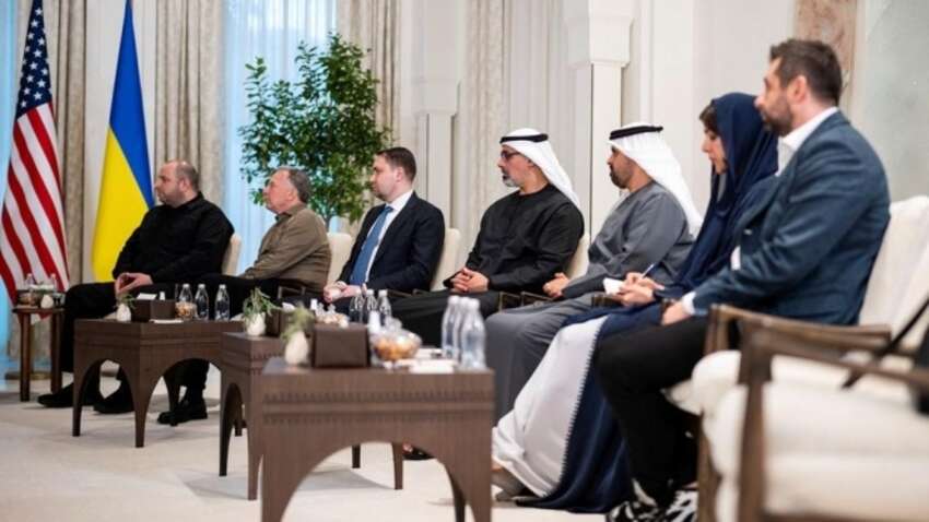 Переговоры или марафон? Давид Арахамия удивил выбором обуви от Balenciaga в ОАЭ 