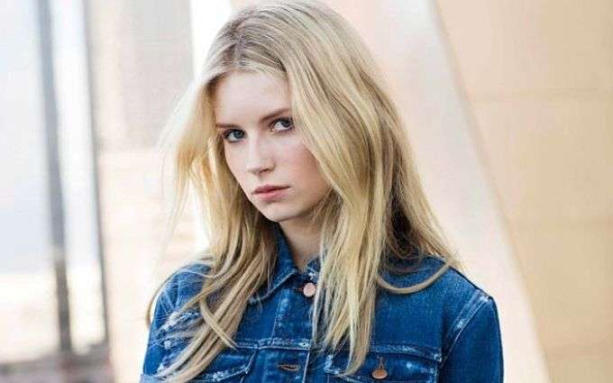 Відома модель шокувала публіку «голою» міні-сукнею