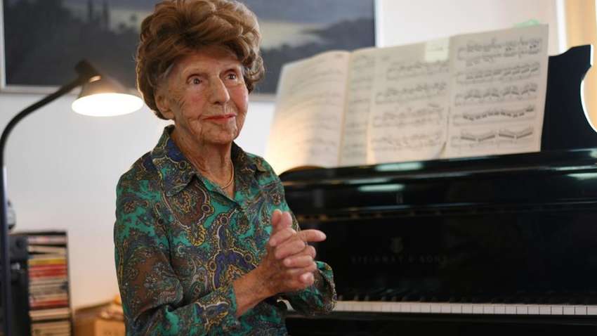 106-летняя пианистка вместо конфет лакомится музыкой