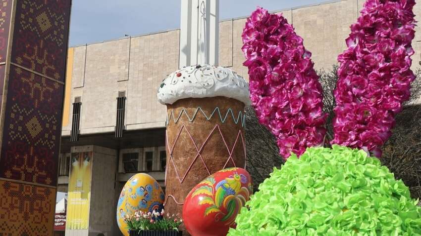 У Харкові встановили декоративні паски у кольорах російського прапора (ВІДЕО)