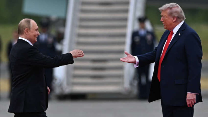Трамп и Путин пожали руки: почему Украина теперь вынуждена идти ва-банк Трамп и Путин пожали руки: почему Украина теперь вынуждена идти ва-банк