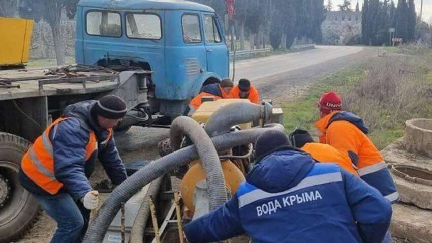 К людям как к скоту – в оккупированном Крыму заставляют пить «баюру»: желтую зловонную воду официально признали годной