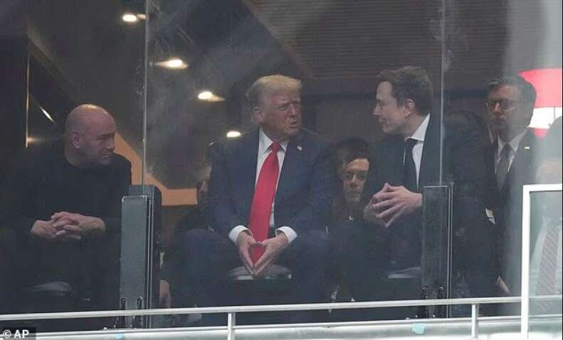 Читательница по губам расшифровала разговор Трампа и Маска на похоронах Чарли Кирка