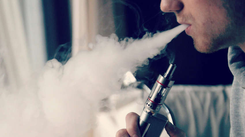 В Україні заборонять курити електронні сигарети, стали відомі подробиці 