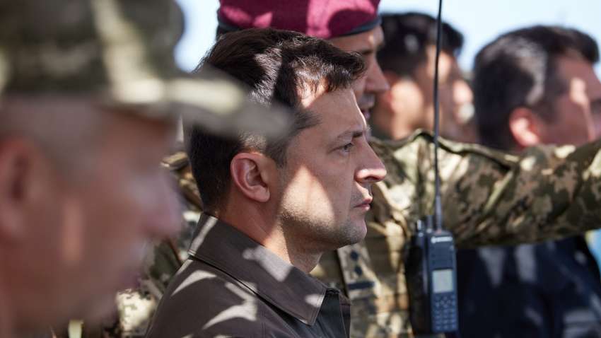 Зеленскому не доверяют 61%, – данные Центра Разумкова