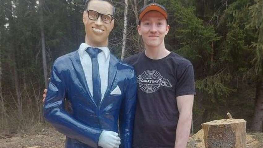 Вместо чучела — президент: мастер оригинально защитил свой сад от птиц