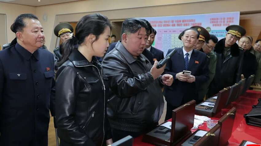 Воспитание диктатора: почему Ким Чен Ын демонстрирует дочь на фоне испытаний оружия, игнорируя ее имя в отчетах