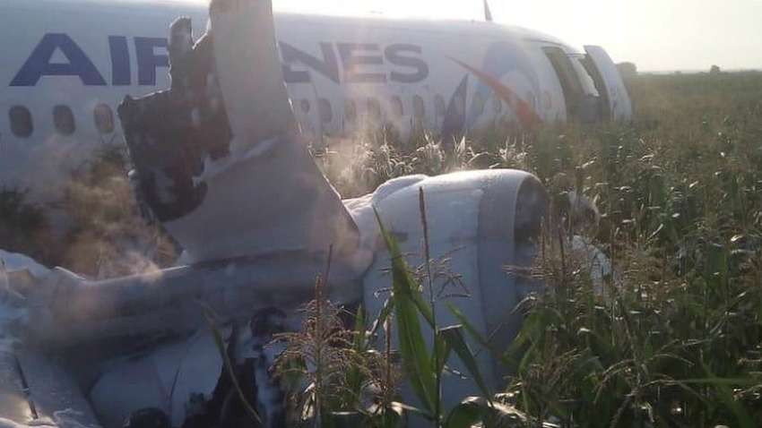 В РФ в поле экстренно посадили пассажирский самолет из-за пожара