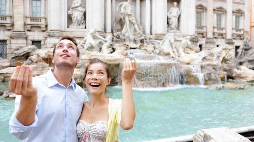 "Эра идиотов": в Италии раскритиковали автомат для продажи монет у фонтана