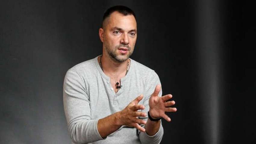 Арестович розповів, що робити з чоловіками, які втекли за кордон від мобілізації