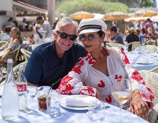 В Сан-Тропе голливудская актриса похвасталась украинской вышиванкой