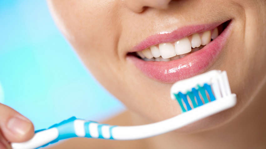 Почему опасно отбеливать зубы в домашних условиях