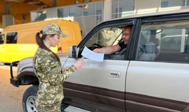 Питання дозволів на виїзд чоловіків за кордон: Данілов анонсував нове рішення