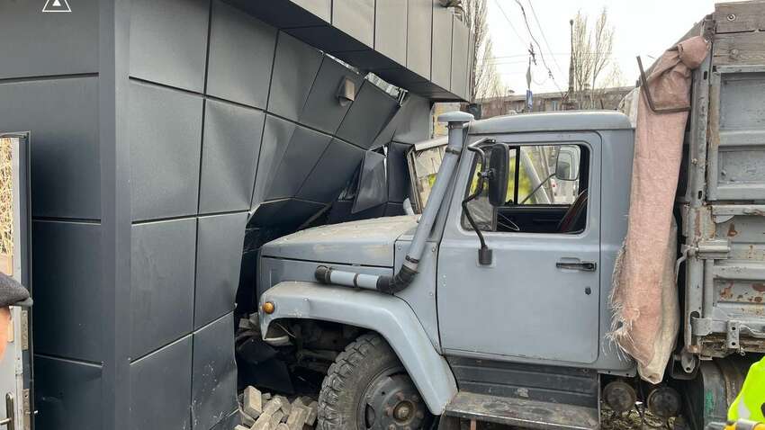 В Запорожье грузовик протаранил магазин (ФОТО)