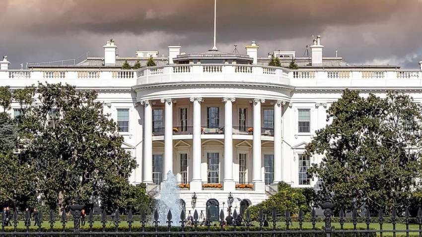 Двоє співробітників Білого дому звільнилися через відмову Трампа допомагати Україні, - ЗМІ