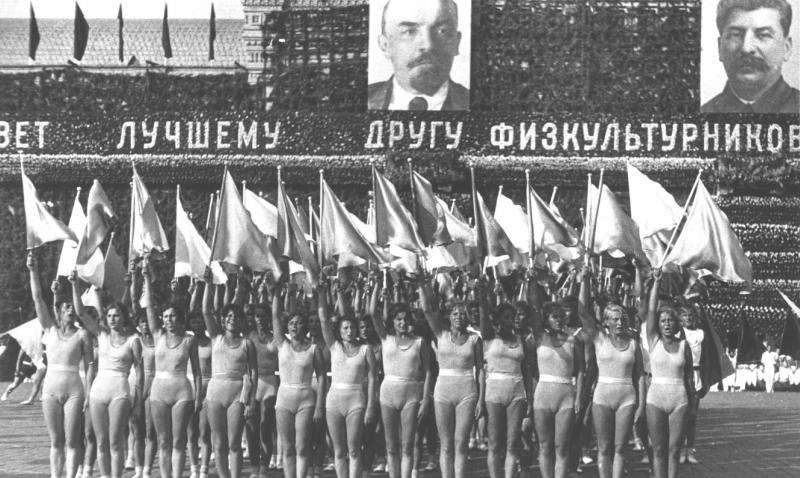 Вперед в прошлое. В РФ возродят спортивные парады времен Сталина Вперед в прошлое. В РФ возродят спортивные парады времен Сталина