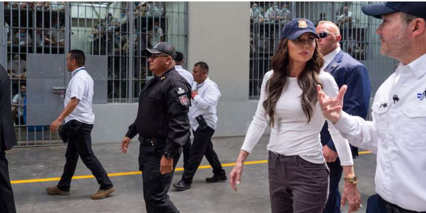 Министр внутренней безопасности США во время визита в тюрьму попала в громкий скандал из-за аксессуара