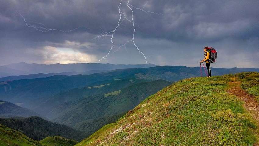 Як уберегтися від блискавки в горах: поради рятувальника