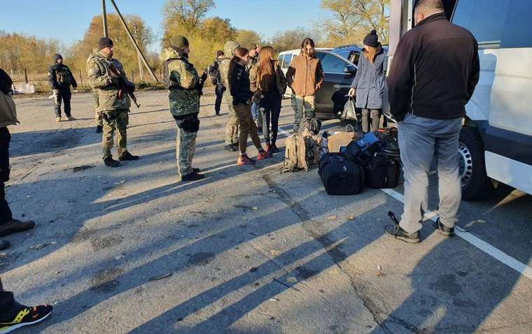 Под Луганском полиция задержала добровольцев с оружием