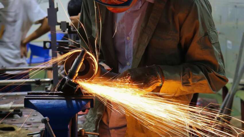 Робочих рук катастрофічно не вистачає: кого в Україні шукають “із ліхтарями”