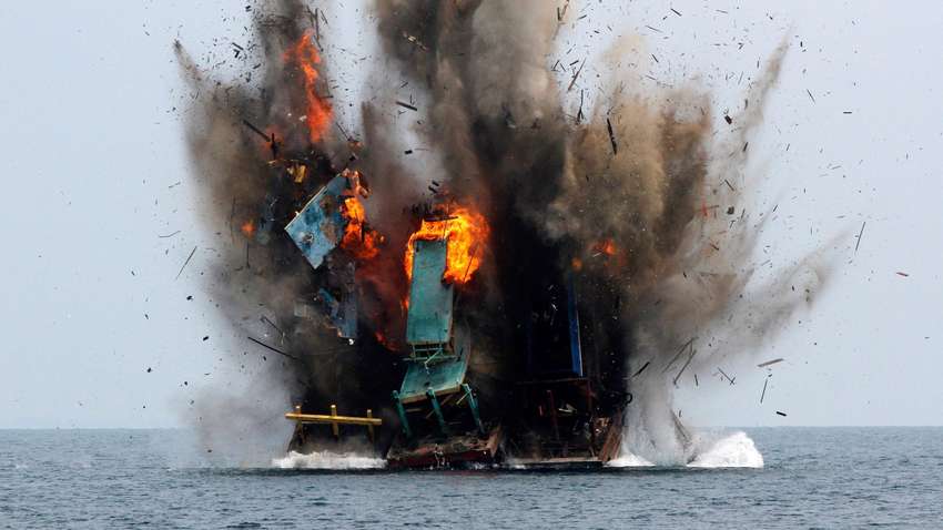 Збройні сили США вдало потопили корабель, потужний вибух зняли на відео Збройні сили США вдало потопили корабель, потужний вибух зняли на відео