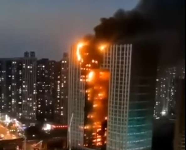 У Китаї спалахнула висотка, в якій проживає більш восьмисот чоловік (ВІДЕО) У Китаї спалахнула висотка, в якій проживає більш восьмисот чоловік (ВІДЕО)