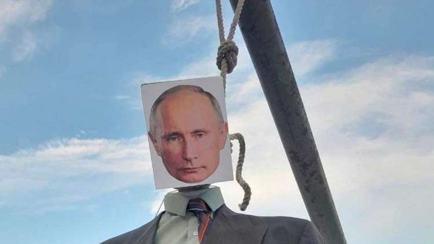 Жителі польського міста підвісили «Путіна» на дулі танка (ФОТО)