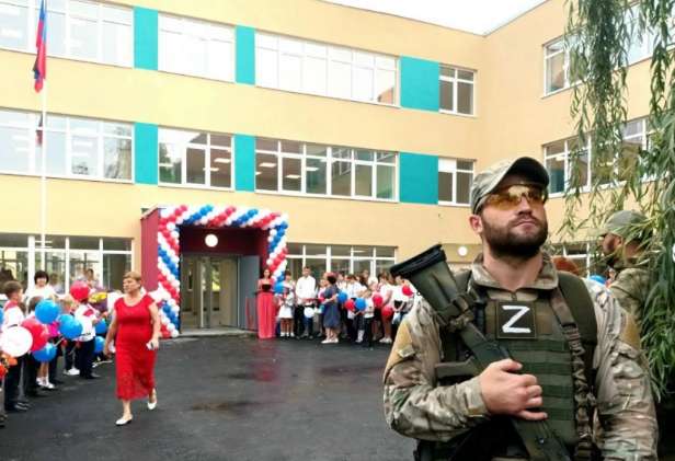 Промывают мозги. Оккупанты заставляют подростков смотреть советские фильмы