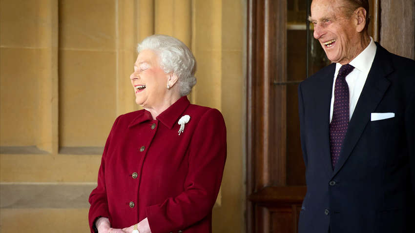 Букингемский дворец опубликовал редкие семейные фото с принцем Филиппом