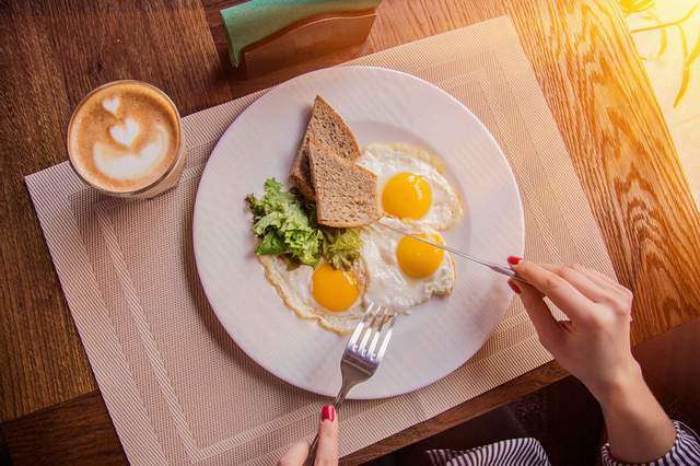 Диетологи назвали худший вариант завтрака