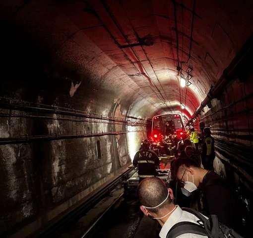 В столице США поезд метро сошел с рельсов: 400 пассажиров оказались в ловушке (ВИДЕО) 