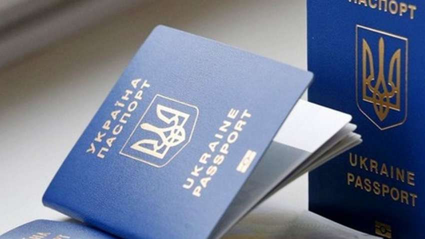 Банки будут обслуживать украинцев по загранпаспортам