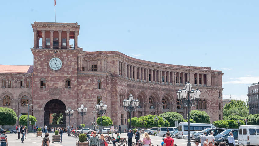 Є де підстригтися і випити: Вірменія знімає карантин