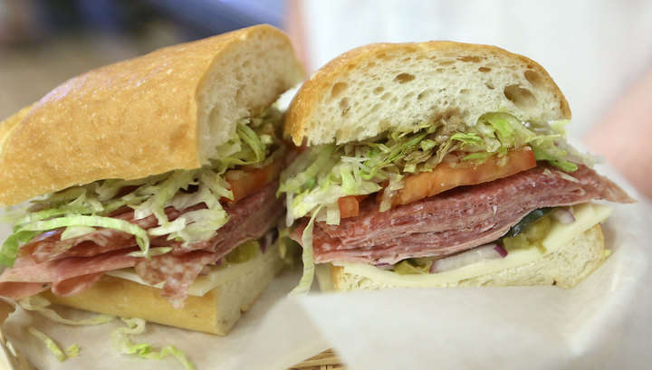 Во Франции посетитель ресторана убил официанта за долгое приготовление сэндвича