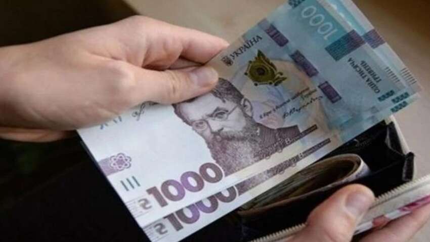 Зарплати чиновників суттєво перевищують середні по Україні: де найбільше платять