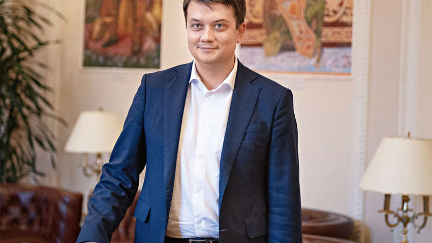 Разумков розповів, коли в Раді піднімуть зарплати 