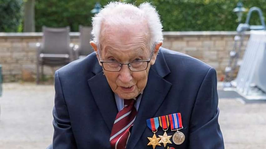 99-летний британец собрал для врачей $5 млн за ходьбу вокруг дома