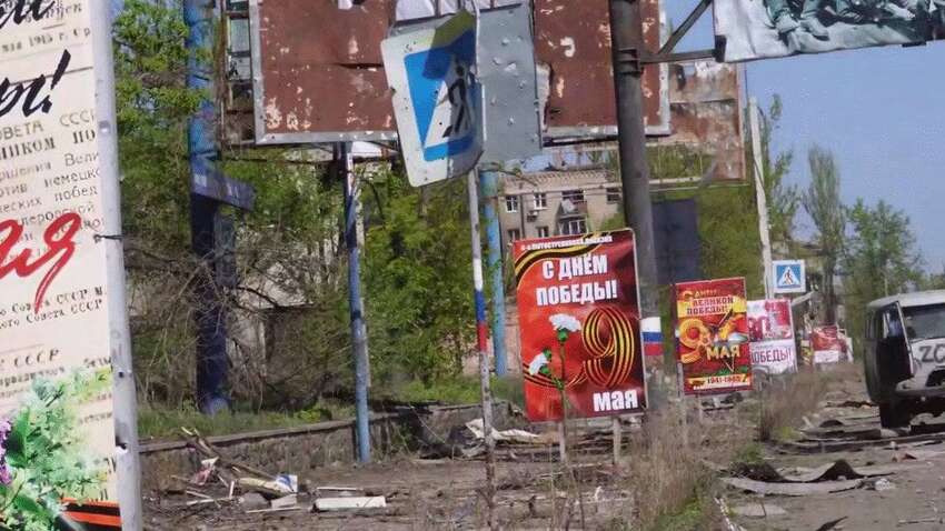 Окупанти перетворюють зруйнований Бахмут на декорацію до «80-річчя перемоги» Окупанти перетворюють зруйнований Бахмут на декорацію до «80-річчя перемоги»