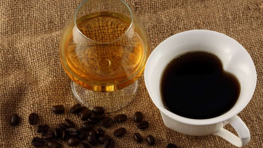 Кофе и алкоголь: можно ли совмещать эти продукты