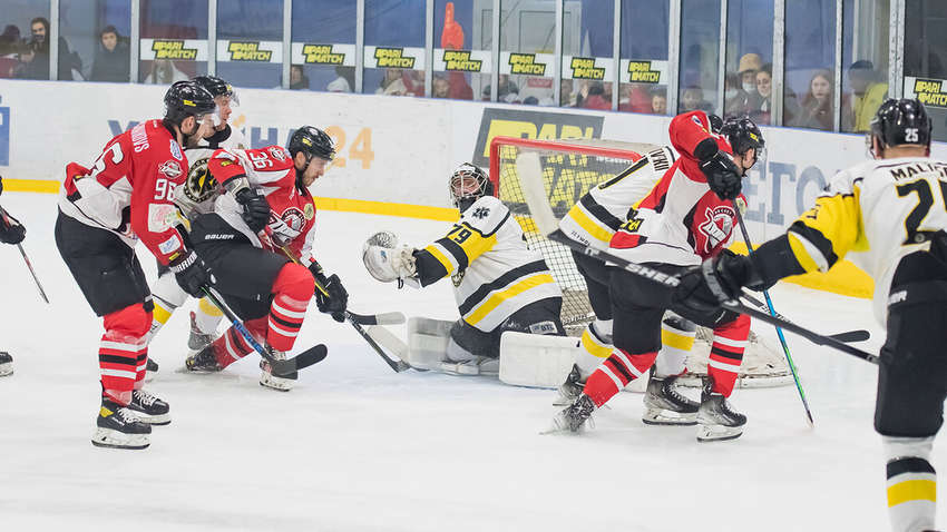 В Україні стартував чемпіонат хокейної Суперліги: у першому матчі було закинуто вісім шайб